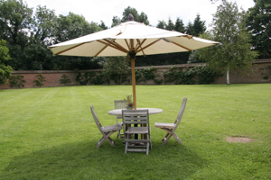 eating under parasol